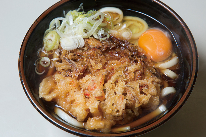 ↑天玉うどん(340円)。天ぷらの香ばしく甘い味とカリカリ食感がたまらない。 ふわふわのうどんと甘辛つゆ、天ぷらが三位一体で食欲 を刺激