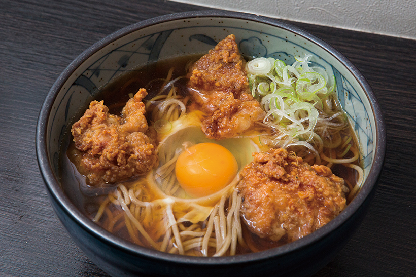【立ち食いそば名店】サックサク唐揚げ＆玉子でウマさ倍増! 大ボリュームと丁寧な仕事に心意気を感じる大久保「宝そば」