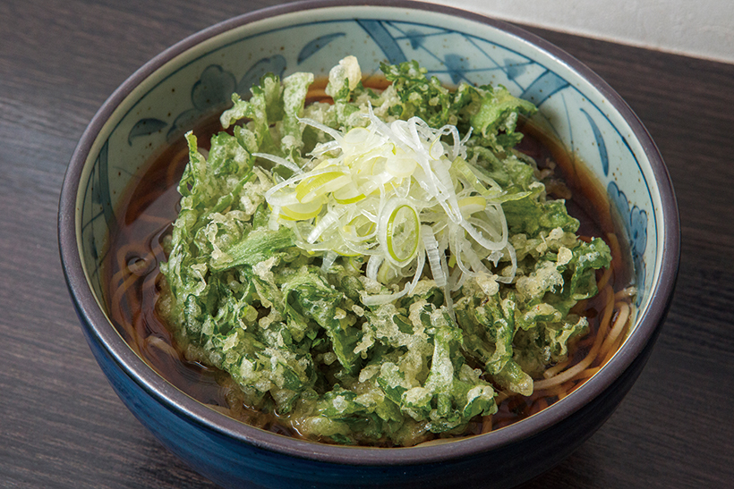 ↑春菊天そば(440円)。鮮度抜群の春菊をボリューム満点 のかき揚げにしてトッピング。爽やか な苦味が口の中に広がる!