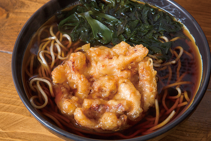 【立ち食いそば名店】一口かじれば大ぶりゲソのうまみがじわ～! 輝くような黒いつゆも味わい深い下落合「伊藤松吉商店」