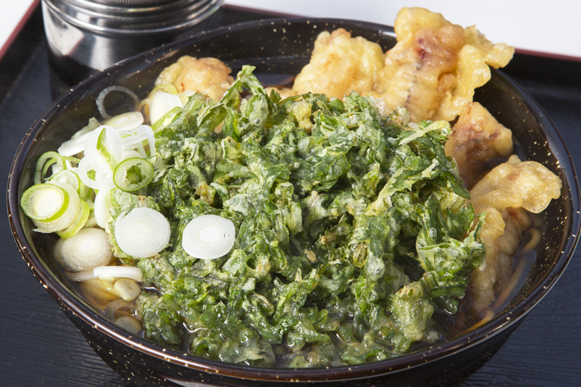 【立ち食いそば名店】うまいものを知る野郎どもに大好評! ド迫力の天ぷらをコク深いつゆが受け止める 高円寺「江戸丸」