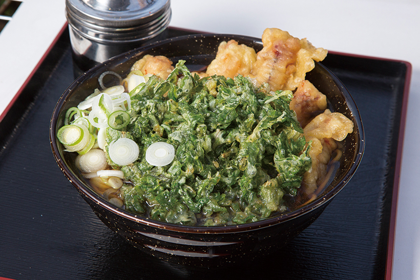 ↑かけそば+春菊天+ゲソ天(500円)。天ぷらのなかでも人気の春 菊天とゲソ天をトッピング。 春菊天は大ぶりで香りも強 い。ゲソはバラして揚げて あり、食感も柔らかい