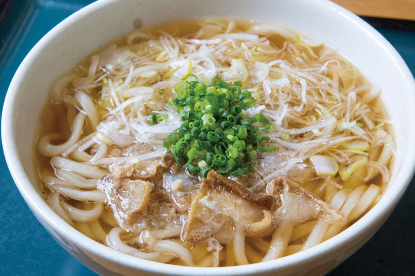↑かすうどん(580円)牛の腸をじっくり揚げてうまみを凝縮させた大阪直送の「かす」を使用。モチモチのうどんと「かす」の うまみが溶け出したつゆの相性は抜群!
