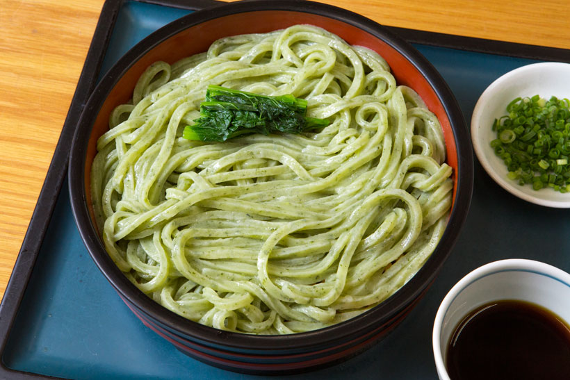 ↑小松菜うどん(400円)。緑鮮やかな同店の名物。小麦粉12㎏に対しなんと小松菜を4㎏も使い、食べれば小松菜の爽やかな風味が広がる