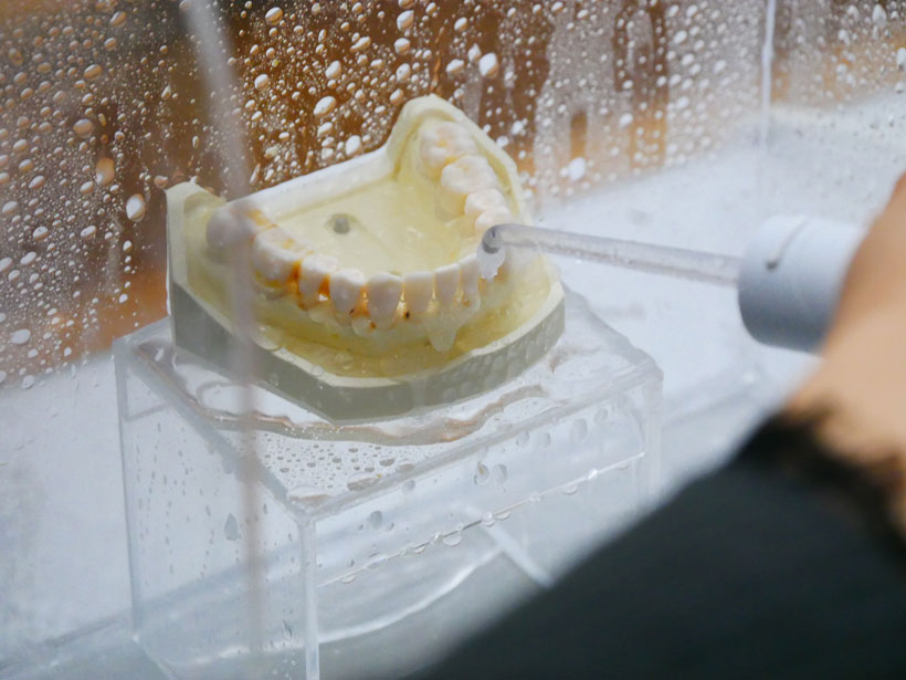 ↑超音波水流でみるみる汚れが落ちていく