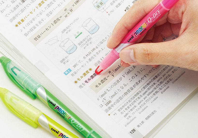 ↑インクの乾燥時間を従来の1/3に短縮。ツヤのある紙でもすぐに乾くので、手や紙が汚れない