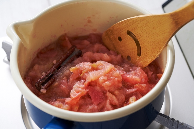 ↑りんごがしんなりしてくると、ふわっとやさしい香りが漂います。スパイスの香りも良いアクセントに