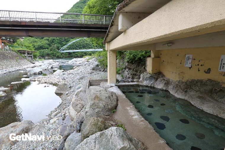 ↑野岩鉄道、会津鉄道沿線には名湯も多い。写真は川治湯元駅から徒歩10分ほどの川治温泉薬師の湯。渓流を望む混浴の露天風呂がある