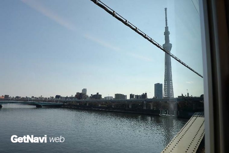 ↑浅草駅を出発するとすぐに渡る隅田川。橋梁からは進行方向左手に東京スカイツリーが見える