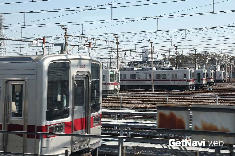 ↑沿線には南栗橋車両管区春日部支所など複数の車庫がある。停まる電車を見ながらリバティは北へ進む