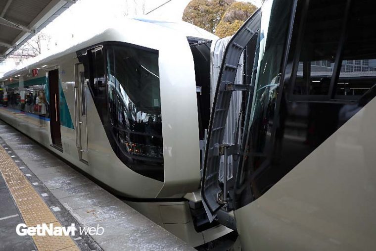 ↑駅に停まると列車連結部のライトが点滅。ホームとのすき間があることを注意喚起する仕組みだ