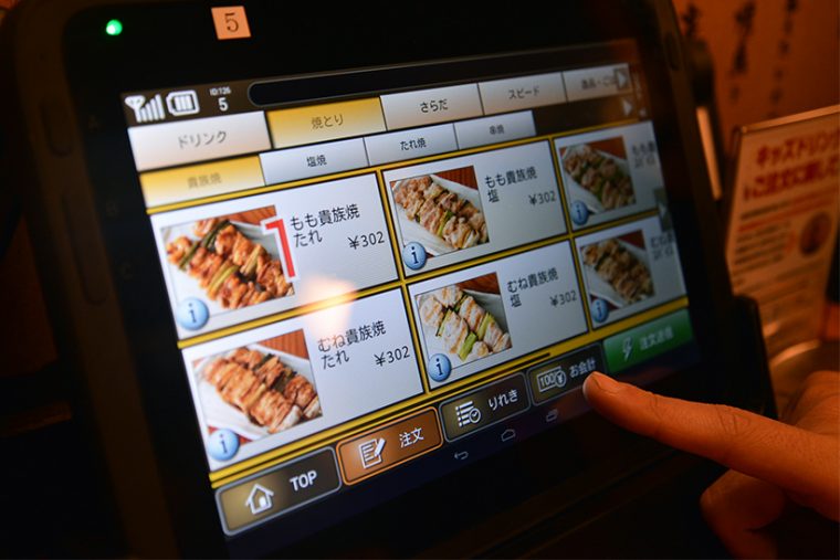 ↑最近はタッチパネルの導入を進めている店舗も。お客としては注文がしやすい、店側としてはオペレーションが円滑になるといったメリットがあります