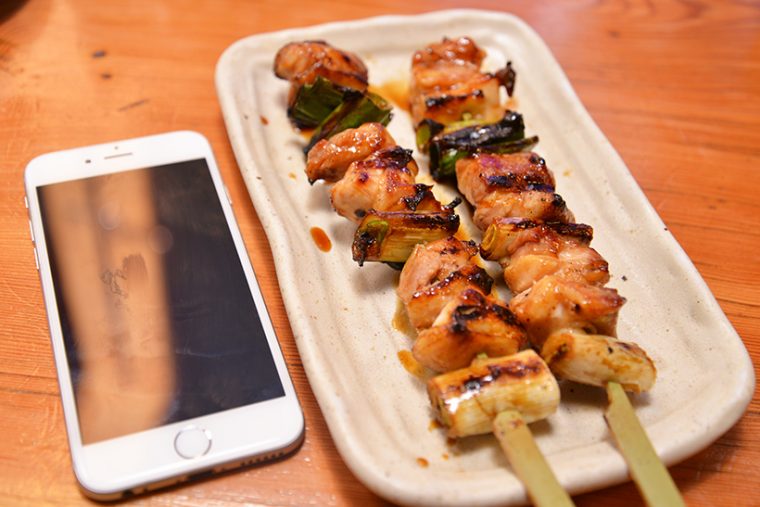 ↑定番焼鳥の「もも貴族焼(たれ)」は2本で280円(税抜)。参考として置いたiPhone6s(約14cm)をはるかにしのぐボリュームです