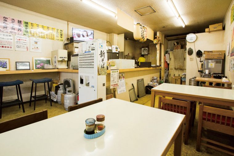 ↑店内はアットホ ームな雰囲気。立ち食いそばという より食堂の面持ちだ