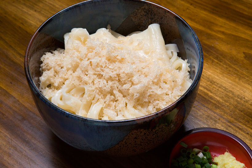 あげ玉生じょうゆうどん… 6 3 0 円生じょうゆのうまみと揚げ玉 のコク、しょうがの香りが融 合し、うどんが進む。幅広の 麺はうどん生地の端部分
