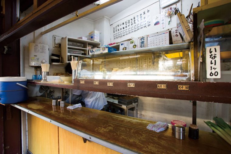 ↑店は カウンターのみで、6人で満席に。混 雑時は外でどんぶりを片手に食べる 人も多い