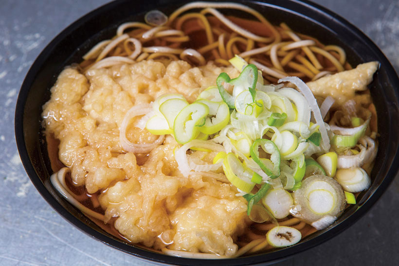 【立ち食いそば名店】甘めのつゆでふやけた天ぷらにノックアウト! 黄色い看板で愛される目黒の老舗「田舎そば」