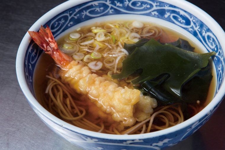 ↑エビ天そば(750円)。. 天ぷらの王様といえばえび天。このえび天は身の弾力が圧倒的で、食べた瞬間にうまみが口の中にあふれ 出す