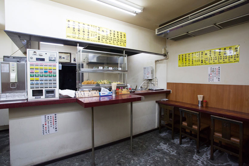 ↑カウンターには5種類の天ぷ らのほか、店で握ったおにぎりも並 んでいて人気だ