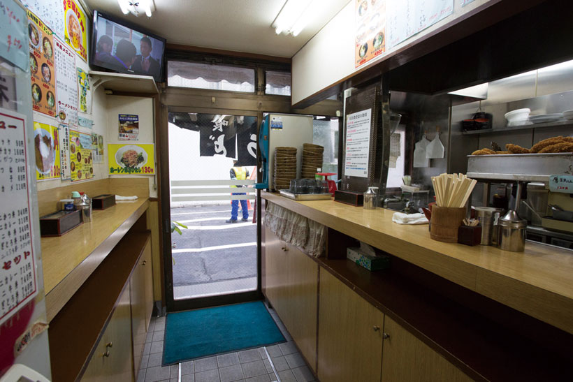 ↑店内は完全立 ち食い制で、20人前後入る。お客が みなパッと食べてサッと帰るところ も、王道の立ち食いスタイルだ