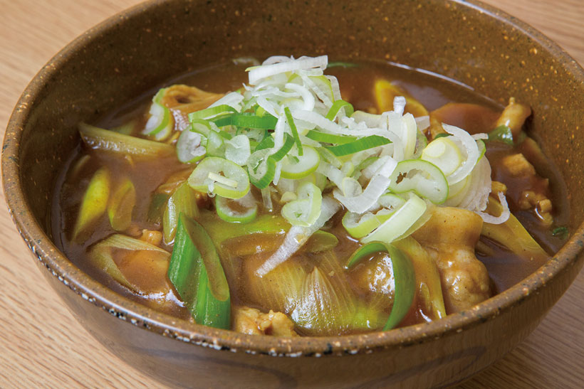 ↑カレー南蛮そば(530円)。とろみの強いカレー餡は、 カレー粉にそばつゆを加え た王道の味。そばにしっか りルーが絡み、スパイスの 辛さもだしのうまみも濃厚