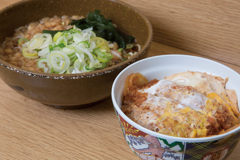 ↑ミニカツ丼セット(580円)。ミニカツ丼とたぬきそばのセット。 カツ丼のタレはやや辛めで、そばの温 つゆと相性がいい