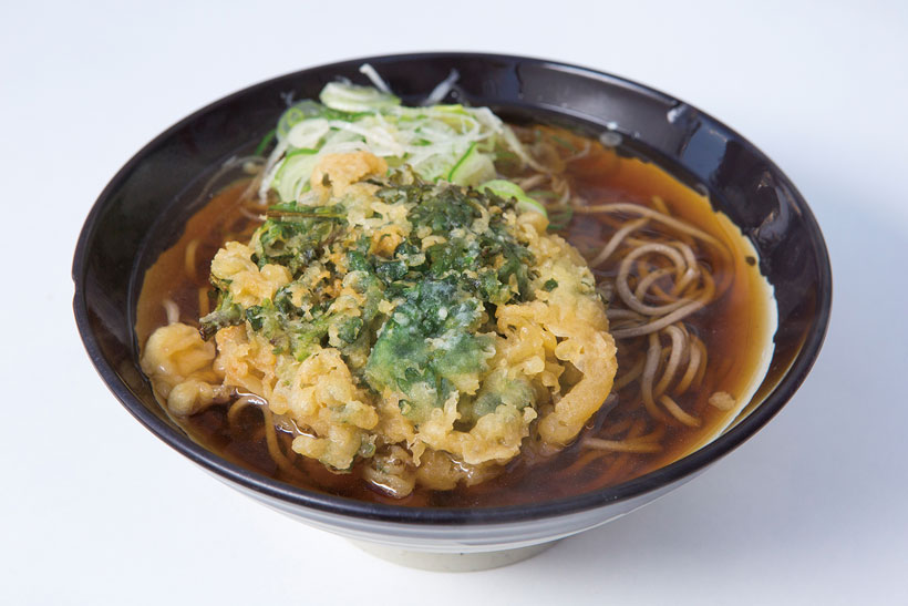 ↑春菊天そば(350円)。厚めの衣の中に春菊がぎっ しり。衣が吸ったつゆのう まじょっぱさと春菊の苦味 が口の中で響き合って、思 わず笑みがこぼれる