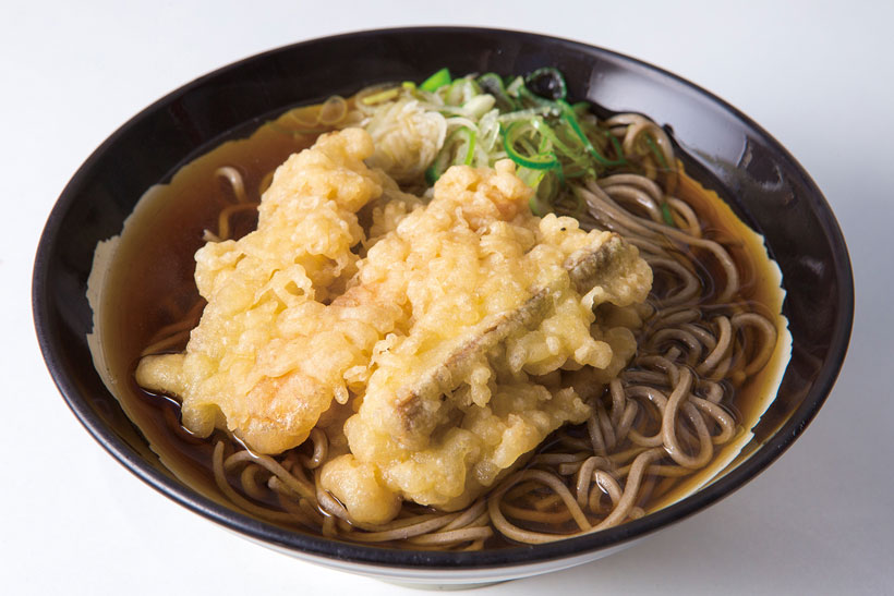 ↑ごぼう天そば(350円)。分厚く切ったごぼうを井桁に組ん で天ぷらに。太めのごぼうは思いの ほか柔らかい。ゴボウの真ん中には にんじんも入っている