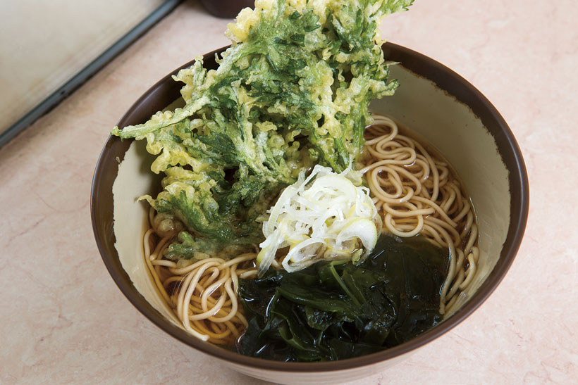 ↑春菊天そば(340円)。国産の春菊を使い、衣薄めに揚げ た人気メニュー。春菊のほろ苦さだ けでなく、甘みも感じられる。うまみ たっぷりのつゆとも好相性