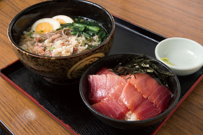 ↑天然物のインドまぐろをづ けに。脂の甘み、キレのよさ は言葉を失うほど。たぬきそ ばもほうれん草や煮玉子が入 って贅沢だ