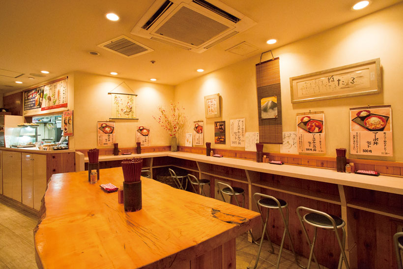 ↑店内には色紙 や掛け軸が飾られている。色紙は毎 月替えて、季節感を演出