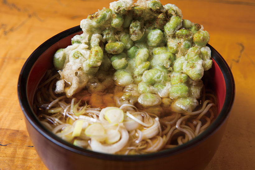 ↑かけそば+枝豆のかき揚げ(290円+100円)。同店は枝豆やハス、ピーマン、季 節の天ぷらなど、野菜天の種類が豊 富。客は好きな天ぷらをトッピング して楽しんでいる