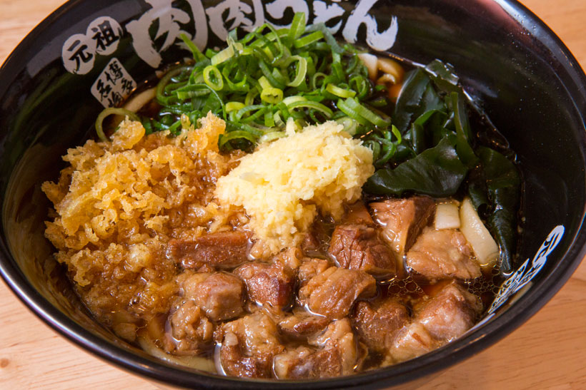 【うどん名店】角切り肉のエキスがモチモチうどんに沁み渡る! 九州・小倉の味を伝える池袋「肉肉うどん」