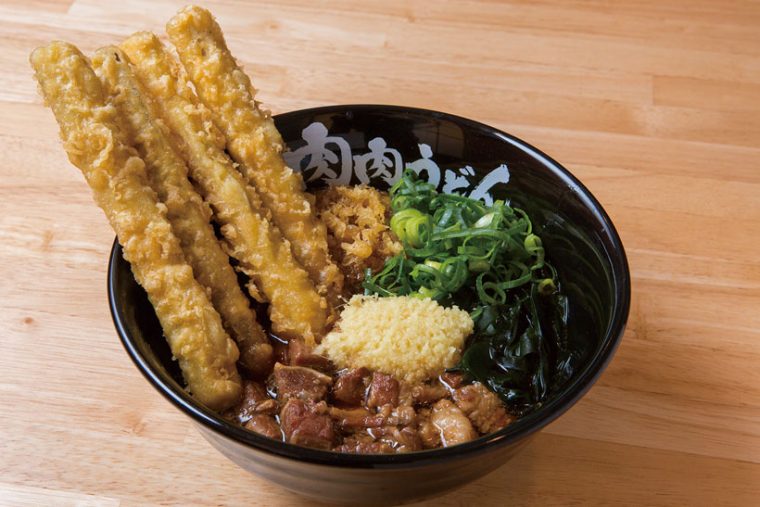 ↑元祖ごぼう天うどん(900円)。肉肉うどんにごぼう天を トッピング。ごぼうは太い のに柔らかく、カリッとい う食感も残る*写真は肉肉うどんに元祖ごぼう天(4本)をトッピングしたもの