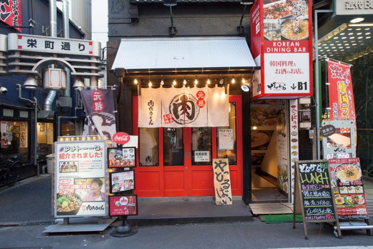 ↑東池袋 店は2015年オーブン。敵 はラーメン店と考え、ラー メン激戦区に開業した