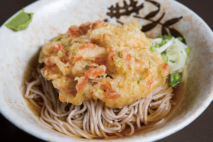 ↑冷やしかき揚げそば(400円)。かき揚げは玉ねぎと春菊、 小えび入り。キリッと締ま ったそばと甘めのつゆに衣 のコクが加わりうまさ倍増。 3月から始まる人気の品