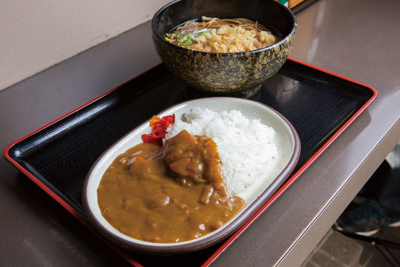 ↑カレーセット(600円)。カレーライスとかけそば(揚げ玉付 き)のセット。カレーは複数のカレー 粉をブレント。最初は素朴な味に思え るが、どんどんうまさの奥行きが増す