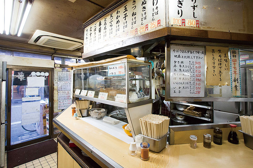 ↑店 の入り口付近がそばスペース。カウ ンター上のショーケースにうまそうな 天ぷらが並ぶ