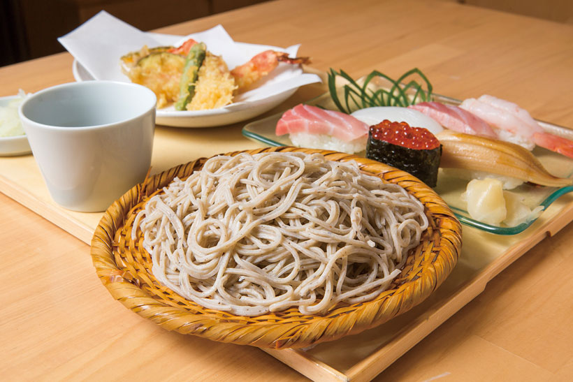 【格安そば名店】そばに天ぷらに握り寿司…って、好きなものばかりじゃないか! 超おトクな握りセットが必食の根岸「鷹山」