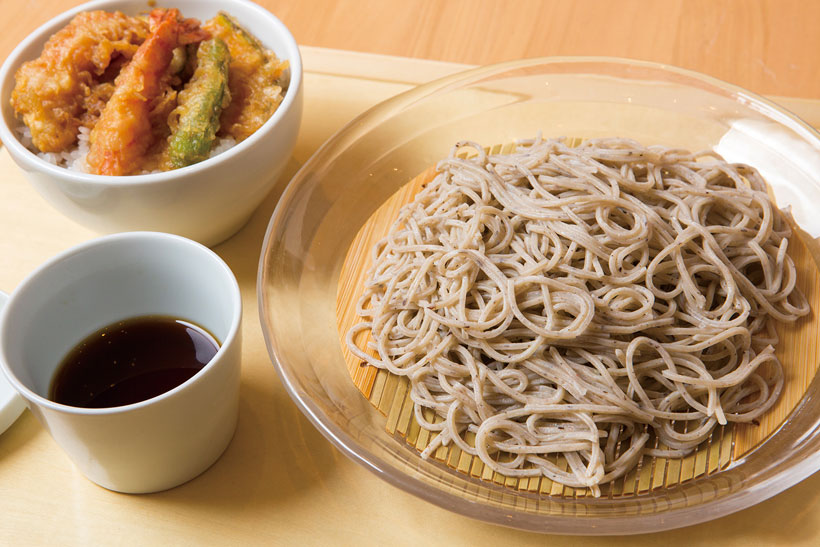 ↑ミニ天丼セット(850円)。ミニ天丼の中身はえび、なす、し しとう、かぼちゃ。つゆは甘さ控え めで素材の味がしっかり味わえる。 ご飯もしゃっきり炊きあがって美味