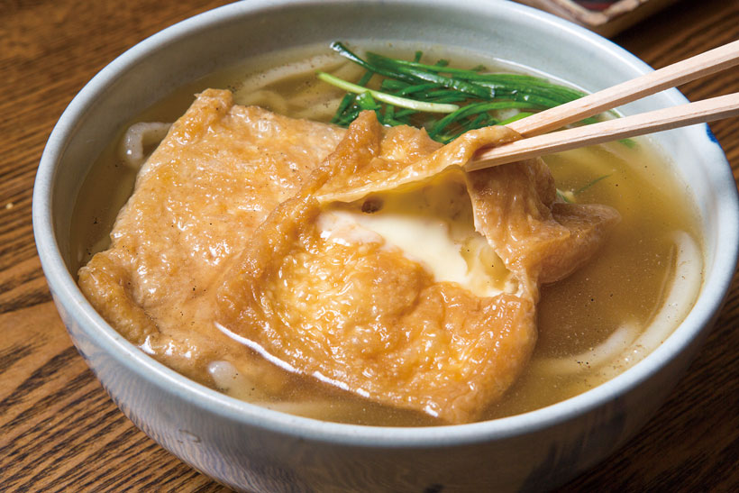 ↑チーズきつねうどん(850円)。.油揚げからしみ出るだしのうまみとチーズの風味が驚きの好相性。チーズ汁が絡んだうどんがまたうま い!