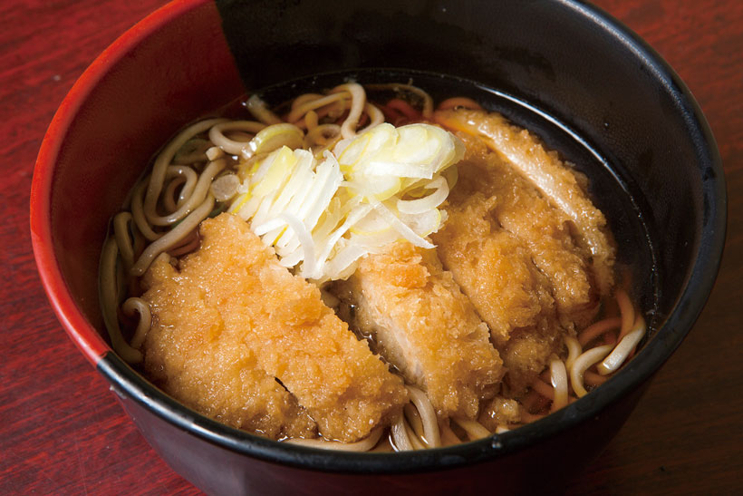 ↑かつそば(490円)。つゆに浸かった衣がじんわりうま い。とんかつの肉のうまみが口の中 に広がったら間髪入れずつゆを飲み、 そばをすするべし