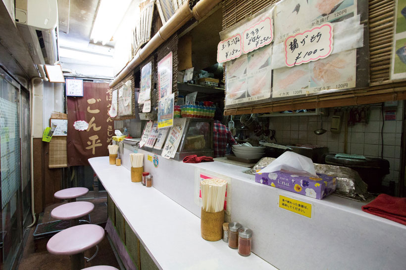 ↑店内は椅子席が8つで、奥 行きはかなり狭め。カウンターには 粗みじん鷹の爪などものっている