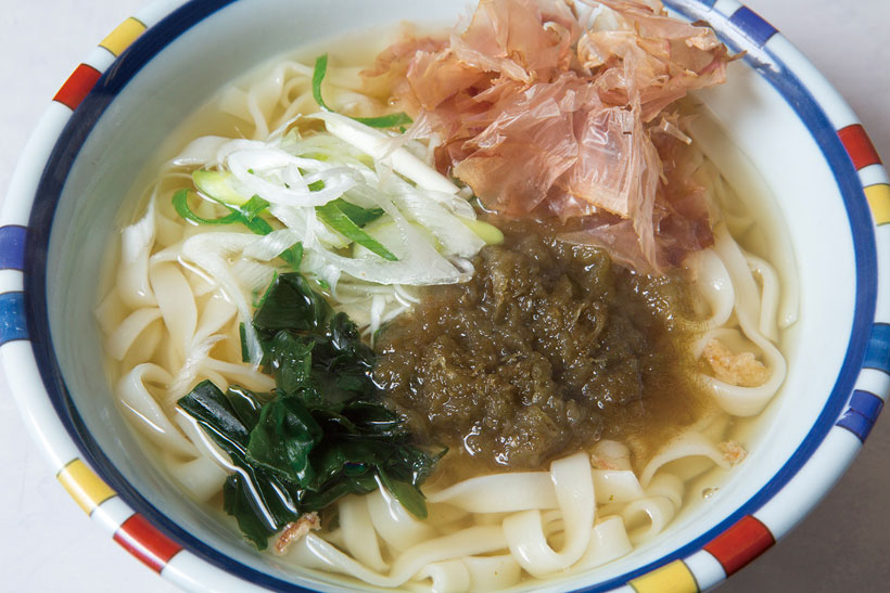 ↑きしめん(関西風・温)(490円)。きしめんにはおぼろ昆布と花かつ お節をトッピング。きしめんのつる んとした食感が心地いい。おぼろ昆 布を絡めながら食べるとさらにおい しい