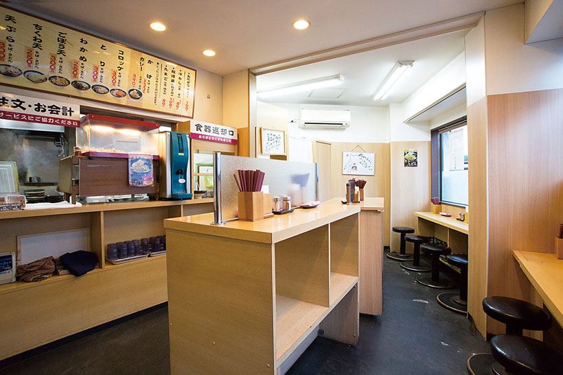 ↑店内はイ スが8席のほか、立ちで10人入ると 満席に。これが朝や昼、夕方と何度 もごった返す