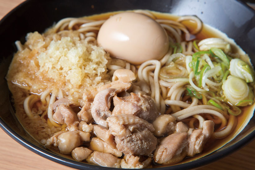 【爆安立ち食いそば】鶏肉どっさり煮玉子付きで350円? 濃厚だし＆もっちり太麺で外国人も魅了する西八王子「じんそば」