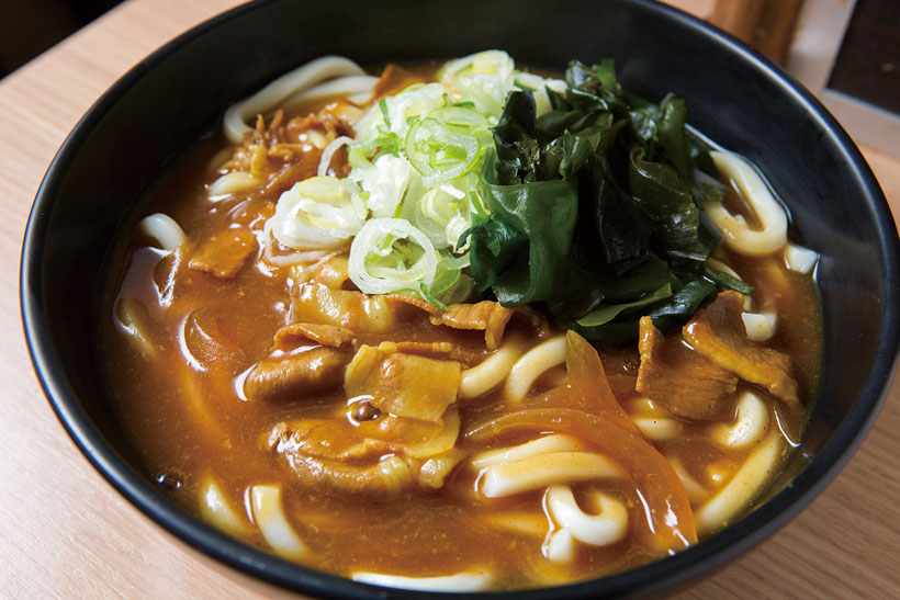 ↑カレーうどん（390円）。カレーも自社工場でスパイスから 焼き、野菜のうまみと鶏のうまみを 追加。豚肉や玉ねぎにも味がしみて、 ほっとするおいしさだ