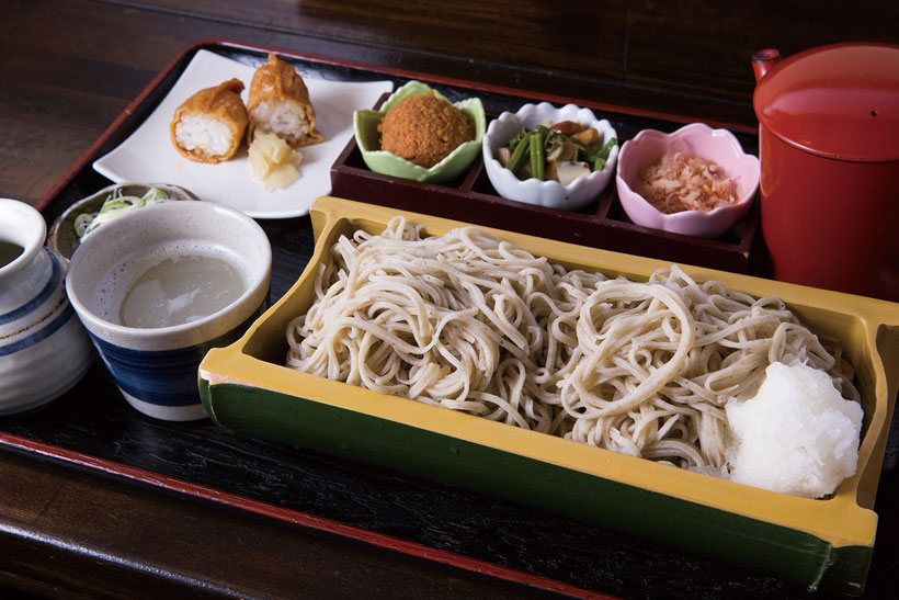 ↑おろしそば(780円)。大根おろしの絞り汁にかつ お節と味噌、山菜を入れて、 自分好みの味にして食べる。 おろしつゆの辛みと甘みで、 箸が止まらない!