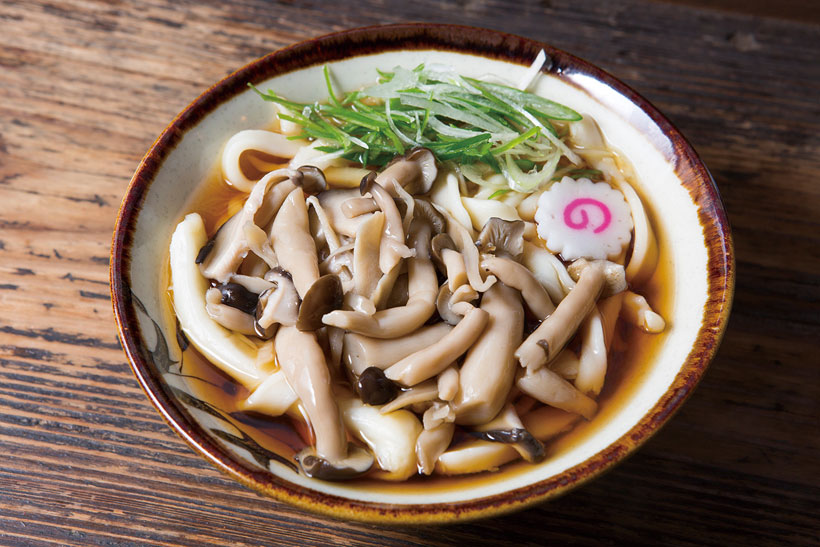 ↑きのこうどん（500円）。地元で採れたキノコがたっぷり入 った一杯。しめじやまいたけ、しい たけに、たまにエリンギが入る。味 も毎日店でつけている