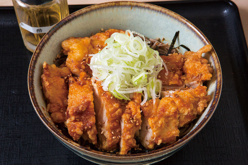 ↑千葉県のブランド鶏、錦爽どりを 唐揚げに。肉の弾力がすごく、うま みも濃い。つゆはラー油が効いて、 ほどよい辛さ